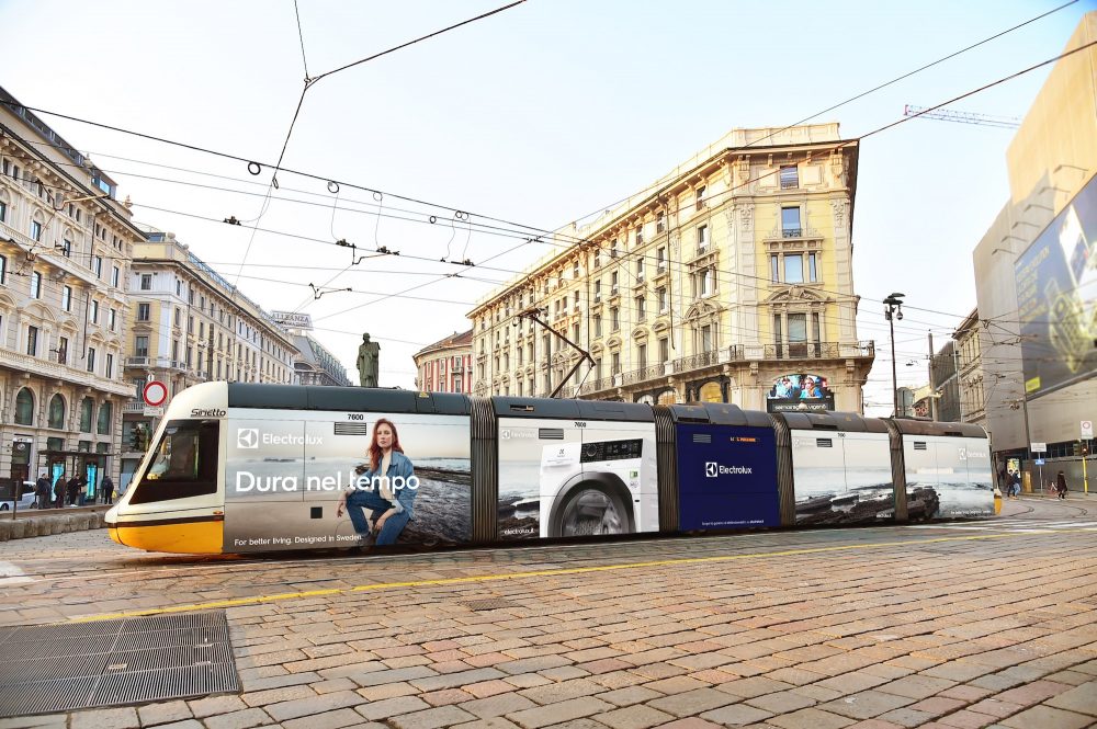 Electrolux “invade” Milano con l'ambient advertising OOH per una vita più  sostenibile. Firma TEND - Touchpoint News